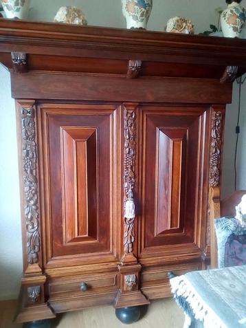 Rankenkast met leeuwenkopjes beschikbaar voor biedingen