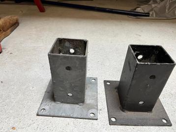 2 GEGALVANISEERDE PAALHOUDERS beschikbaar voor biedingen