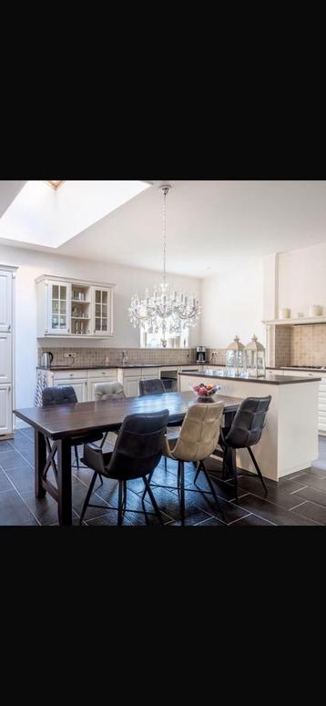 Eettafel  beschikbaar voor biedingen