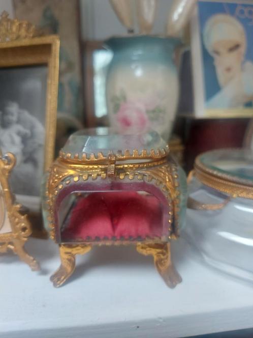 Mooi klein oud Frans bewerkt Brocante glazen sieraden kistje, Antiek en Kunst, Curiosa en Brocante, Ophalen of Verzenden
