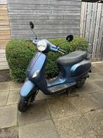 Vespa look a like geel kenteken, Fietsen en Brommers, Ophalen, Zo goed als nieuw, Benzine
