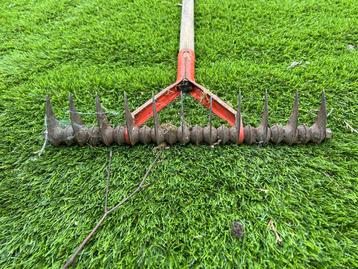 Verticuteerhark en giek beschikbaar voor biedingen