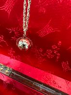 Gouden draaiende wereldbol hanger – uniek - 14 kt, D, Ophalen of Verzenden, Zo goed als nieuw, Goud