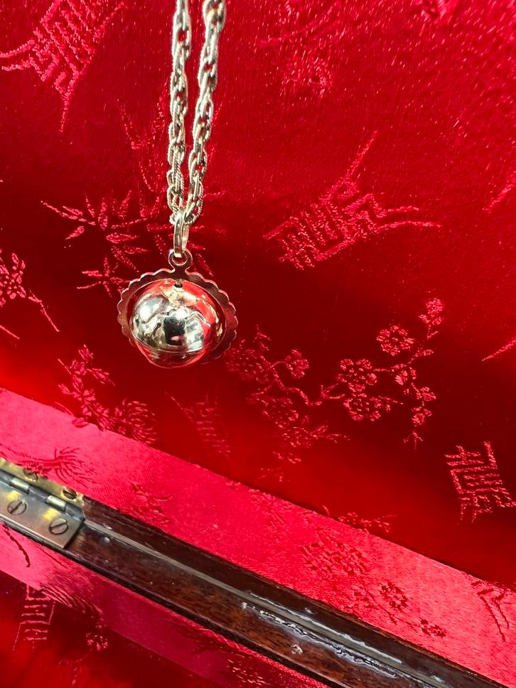 Gouden draaiende wereldbol hanger – uniek - 14 kt, Sieraden, Tassen en Uiterlijk, Kettinghangers, Zo goed als nieuw, Goud, Goud