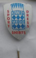 Pin - Kennedy Medo shirts, Ophalen, Zo goed als nieuw, Merk, Speldje of Pin
