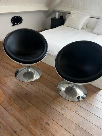 2 draaistoeltjes egg chair beschikbaar voor biedingen
