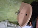 GRATIS. Vintage roze bad, wastafel en toebehoren, Huis en Inrichting, Badkamer | Badkamermeubels, Ophalen, Gebruikt, 50 tot 100 cm