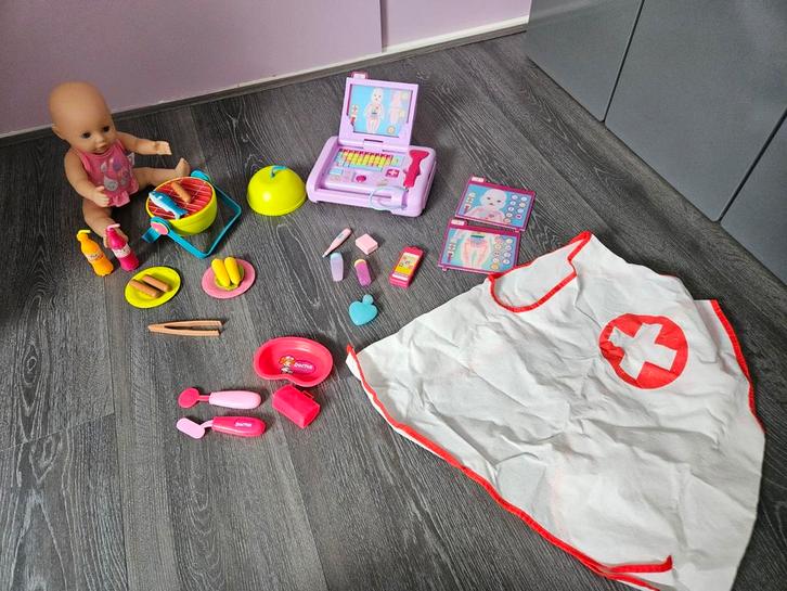 Baby Born Pop met bbq en medische set te koop, Kinderen en Baby's, Speelgoed | Poppen, Gebruikt, Babypop, Ophalen of Verzenden