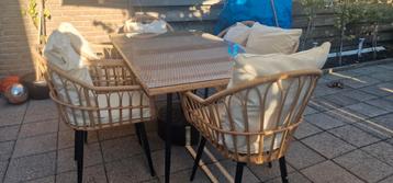 Tuintafel met 6 stoelen beschikbaar voor biedingen
