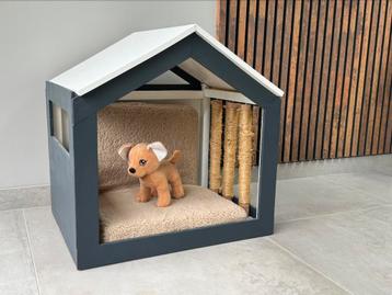Kattenhuis met krabpaaltjes beschikbaar voor biedingen