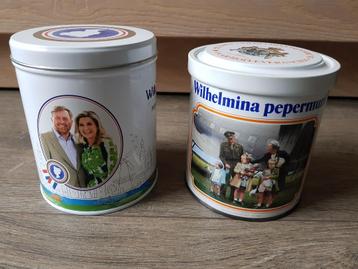 Twee blikken Wilhelmina pepermunt -- Koninklijk huis -- beschikbaar voor biedingen