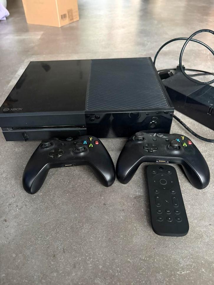 Xbox one spelcomputer met spellen, Spelcomputers en Games, Spelcomputers | Xbox One, Gebruikt, Xbox One, 500 GB, Met 2 controllers