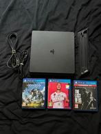 PS4 SLIM 500GB/ 1 TB met houder en 3 spellen, Spelcomputers en Games, Spelcomputers | Sony PlayStation 4, Met 2 controllers, Ophalen of Verzenden
