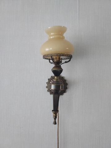 Antieke Wandlamp met Glazen Kap beschikbaar voor biedingen