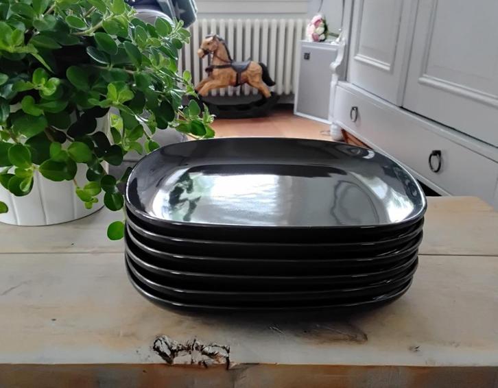 Ikea Backig zwarte bordjes - schaaltjes - gebaksbordjes, Huis en Inrichting, Keuken | Servies, Gebruikt, Bord(en), Overige stijlen
