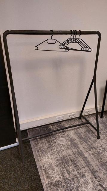 Kledingrek met hangers beschikbaar voor biedingen