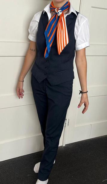 Compleet Uniform dames maat 38, met broek, rok, gilet en bla beschikbaar voor biedingen