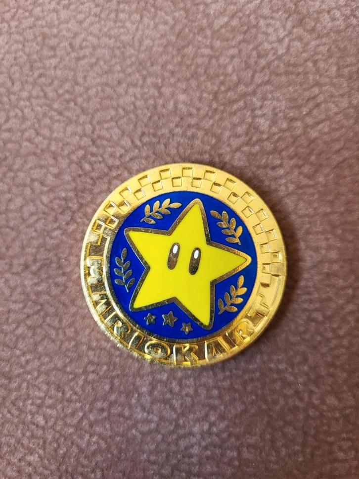 Mario Kart Star Cup Pin, Verzamelen, Speldjes, Pins en Buttons, Zo goed als nieuw, Speldje of Pin, Figuurtje, Ophalen of Verzenden