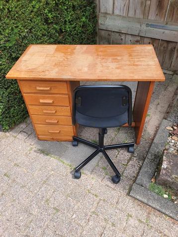 Leuk bureautje met stoel beschikbaar voor biedingen