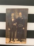 Oude foto echtpaar op chique en corsage bruiloft, Gebruikt, Foto, Ophalen of Verzenden, Voor 1940