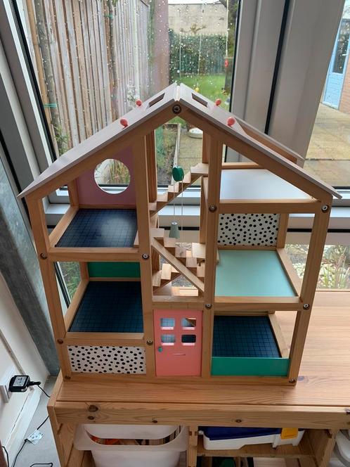 Poppenhuis hout/Hema met inhoud, Kinderen en Baby's, Speelgoed | Poppenhuizen, Zo goed als nieuw, Poppenhuis, Ophalen