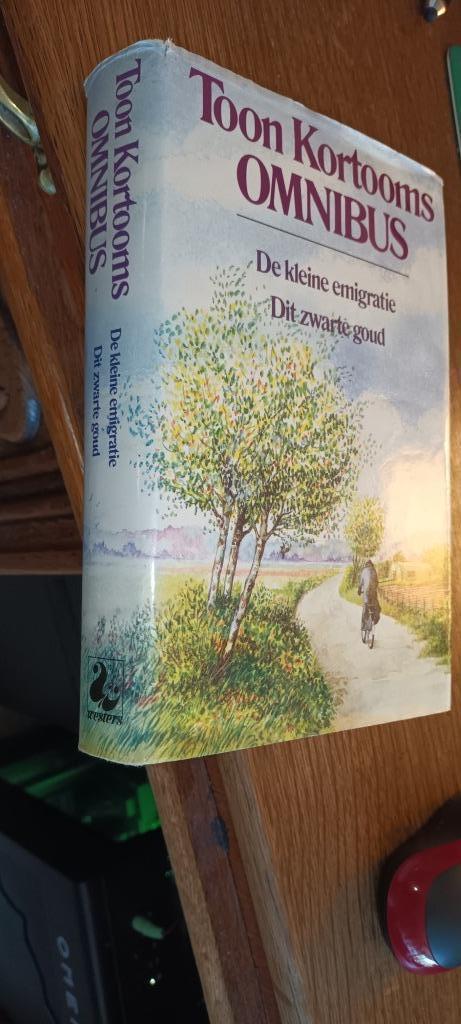 Toon Kortooms omnibus/De kleine emigratie/Dit zwarte goud, Boeken, Romans, Gelezen, Nederland, Ophalen of Verzenden