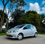 Toyota Aygo 1.0 12V Vvt-i 3DRS MMT 2008 Grijs, Auto's, Voorwielaandrijving, 4 stoelen, 68 pk, Origineel Nederlands