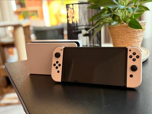 Nintendo Switch OLED - met 2 spellen + extra’s, Spelcomputers en Games, Spelcomputers | Nintendo Switch, Zo goed als nieuw, Switch OLED
