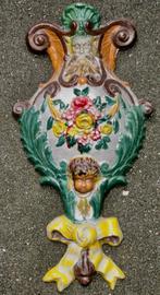 Beschilderd metalen wandvaas van ca.1900 voor dennentakken, Ophalen of Verzenden