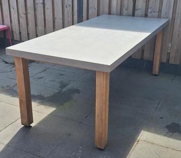 Tuintafel met betonnen bovenblad beschikbaar voor biedingen