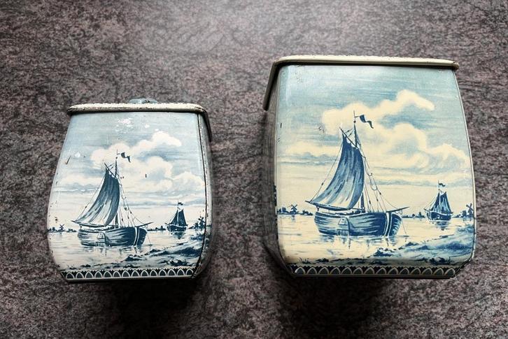 Twee Verkade blikken, Delfts blauw (groot en klein), Verzamelen, Blikken, Gebruikt, Koek(jes), Verkade, Ophalen of Verzenden