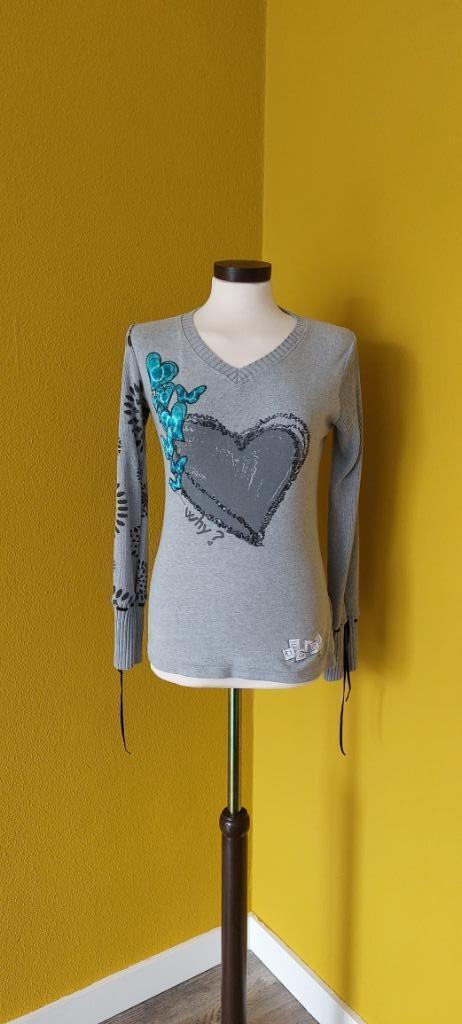 Mooie trui van Desigual maat 38, Kleding | Dames, Truien en Vesten, Zo goed als nieuw, Maat 38/40 (M), Grijs, Ophalen of Verzenden