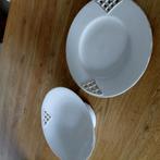 Fruitschaal en taart schaal beige., Huis en Inrichting, Keuken | Servies, Keramiek, Ophalen of Verzenden, Overige stijlen, Schaal of Schalen