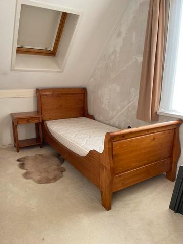 Mooie complete grenen slaapkamer meubelen beschikbaar voor biedingen