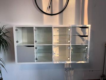 Kallax wit/hoogglans 2x4 vakkenkast met vitrinedeurtjes