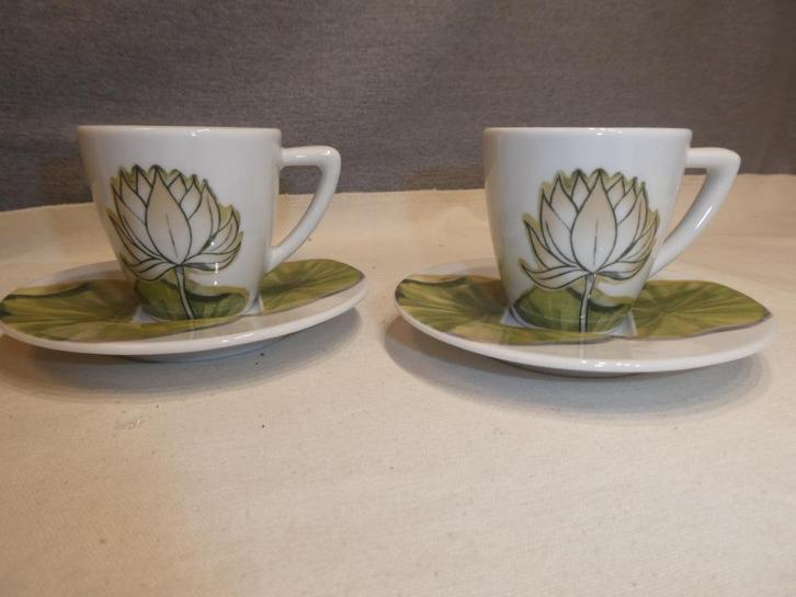 Nespresso espresso kop en schotel Lotusbloempatroon, Huis en Inrichting, Keuken | Servies, Gebruikt, Kop(pen) en/of Schotel(s)