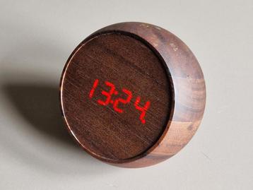 Design klok met wekker functie beschikbaar voor biedingen