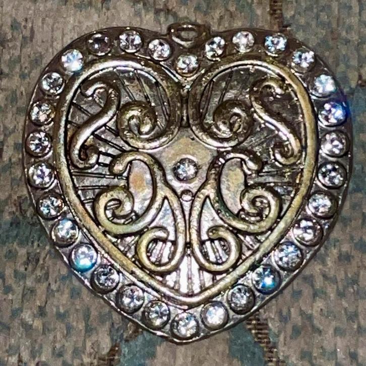 Hartvormige hanger met strass steentjes, Sieraden, Tassen en Uiterlijk, Broches, Gebruikt, Overige materialen, Zilver, Minder dan 4 cm