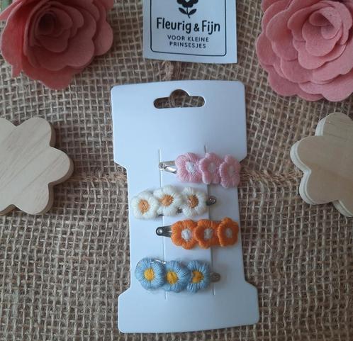 4 klikklak speldjes 3.8 cm met gekleurde bloemetjes, Kinderen en Baby's, Babymode-accessoires, Nieuw, Ophalen of Verzenden