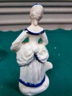 beeld vrouw met kip porselein, Ophalen of Verzenden