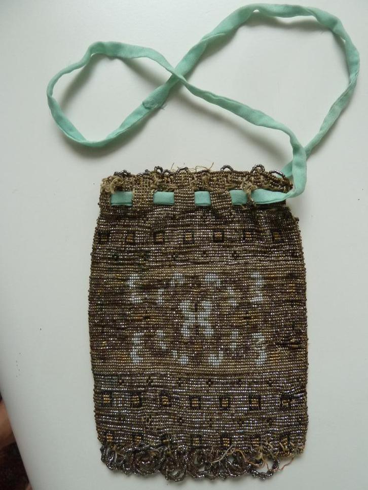 Zeldzaam 19e eeuws antiek tasje, buidel met stalen kraaltjes, Antiek en Kunst, Antiek | Kleding en Accessoires, Verzenden