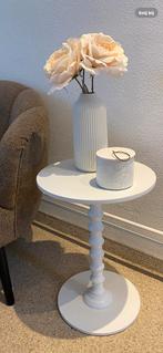 Witte bijzettafel met gedraaide poot, Huis en Inrichting, Minder dan 55 cm, Rond, Nieuw, Hout