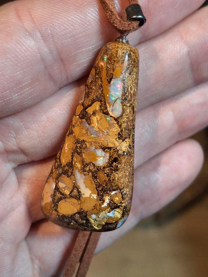 56 ct Australian opal boulder pendent with 925 silver bail, Sieraden, Tassen en Uiterlijk, Kettinghangers, Nieuw, Zilver, Rood