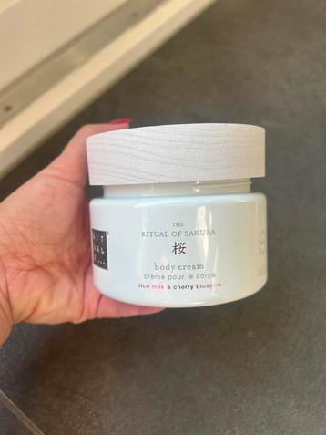 Nieuw! Ritual of Sakura bodycream, 220 ml beschikbaar voor biedingen