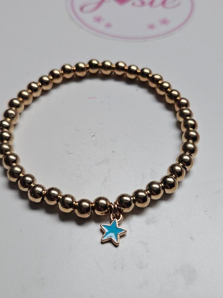 Goudkleurige armband met blauwe ster bedel #27, Sieraden, Tassen en Uiterlijk, Armbanden, Nieuw, Kunststof of Plastic, Goud, Met bedels of kralen