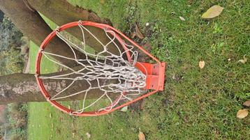 Basketbal ring met net beschikbaar voor biedingen