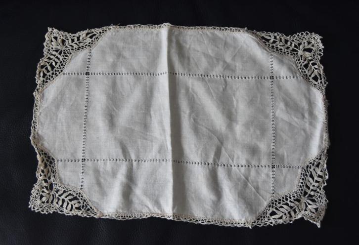 Brocante handgemaakt kleedje met kantklos kant rechthoekig, Antiek en Kunst, Antiek | Kleden en Textiel, Ophalen of Verzenden