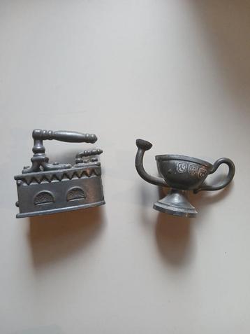 Vintage Tinnen Beeldjes - Strijkijzer & Lamp beschikbaar voor biedingen