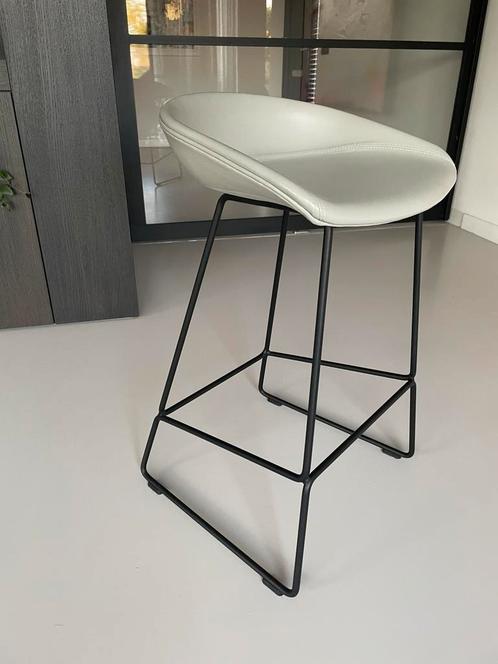 HAY HAY HAY barkrukken LEDEREN zitting NIEUWSTAAT, Huis en Inrichting, Barkrukken, Zo goed als nieuw, 60 tot 90 cm, Leer, Metaal
