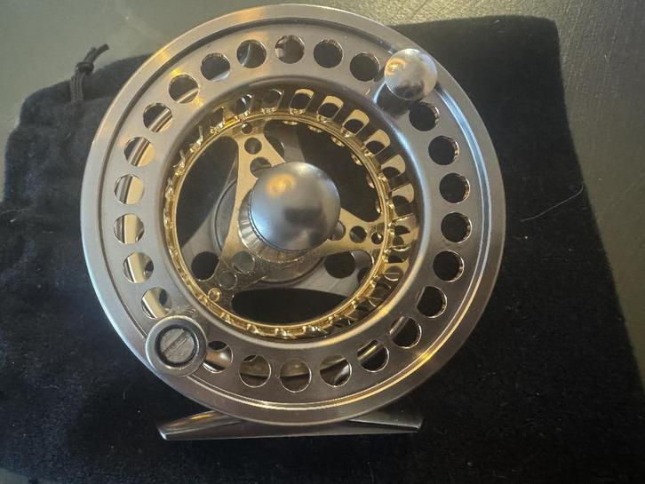 Nette en goed werkende Japanse fly reel (vliegenmolen).84mm, Watersport en Boten, Hengelsport | Vliegvissen, Nieuw, Molen, Ophalen of Verzenden